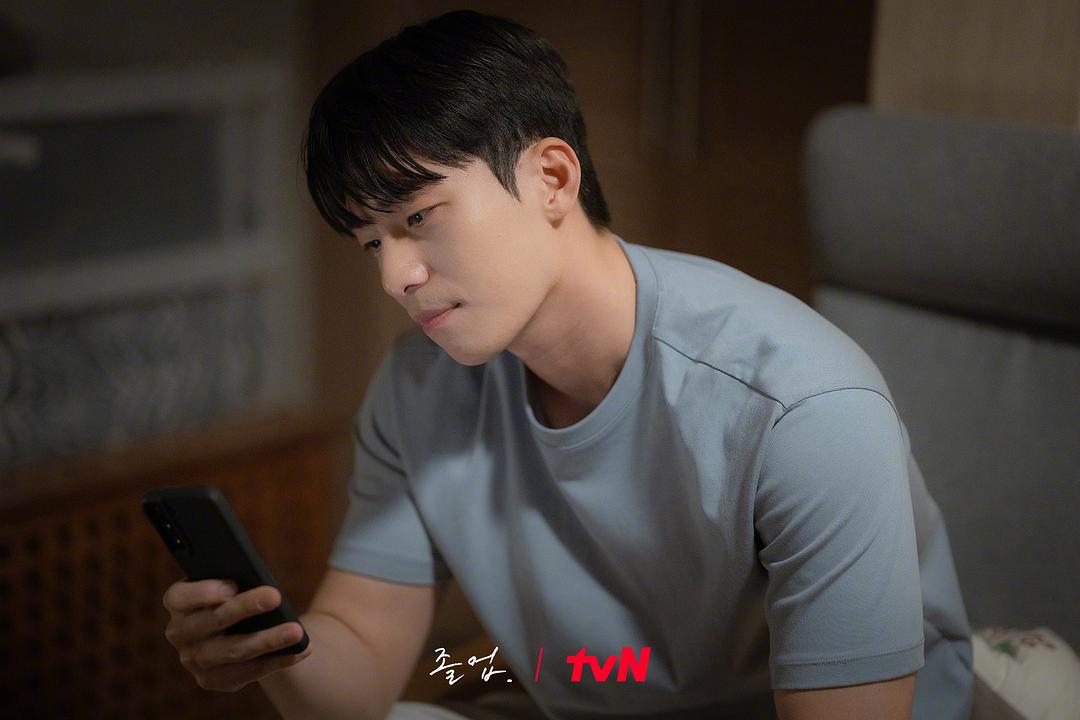毕业Graduation(2024)插图1%4K电影下载_3D影视资源_杜比视界迅雷下载