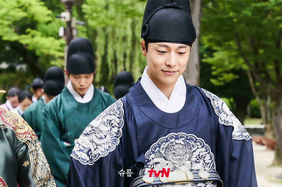 王后伞下The Queen’s Umbrella(2022)插图1%4K电影下载_3D影视资源_杜比视界迅雷下载