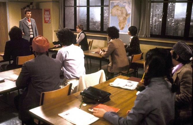 请讲普通话(1977)插图2%4K电影下载_3D影视资源_杜比视界迅雷下载