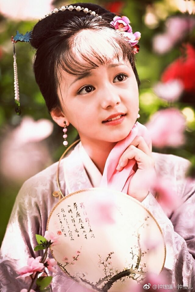 小戏骨：红楼梦之刘姥姥进大观园Xiao Hu Gu ：Gong Lou Meng Zhi Liu Lao Lao Jin Da Guan Yuan(2017)插图2%4K电影下载_3D影视资源_杜比视界迅雷下载