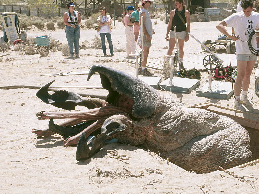 异形魔怪Tremors(1990)插图2%4K电影下载_3D影视资源_杜比视界迅雷下载