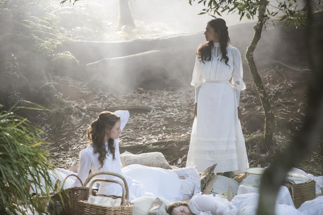 悬崖上的野餐Picnic at Hanging Rock(2018)插图2%4K电影下载_3D影视资源_杜比视界迅雷下载