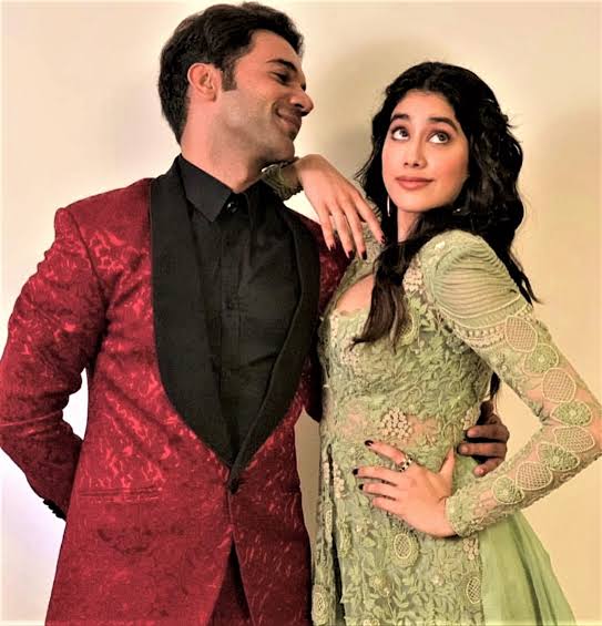马希夫妇Mr. & Mrs. Mahi(2022)插图2%4K电影下载_3D影视资源_杜比视界迅雷下载